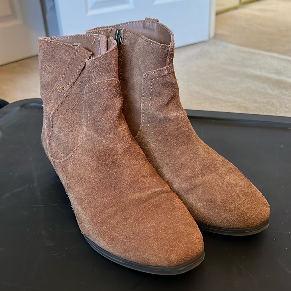 Size 9 Bass Chrissy boot, suede style. Brown